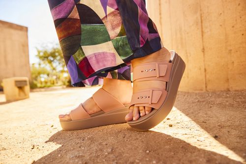 Crocs Wygodne Damskie Buty Sandały Brooklyn Low Wedge 206453 Sandal 42-43 na Arena.pl