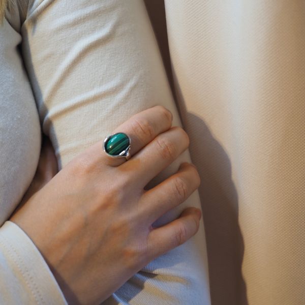 Pierścionek regulowany z owalnym Malachitem w srebrze oksydowanym zdjęcie 2