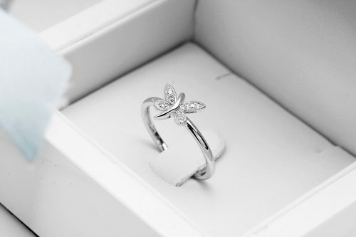 pierścionek motylek z białego złota z diamentem na Arena.pl