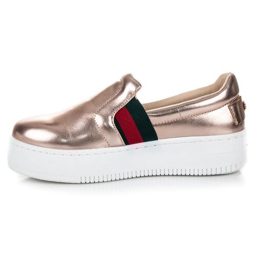 Slipony na platformie r.39 na Arena.pl