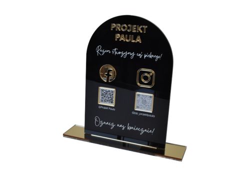 Tabliczka social media z plexi z nadrukiem UV i złotymi elementami na Arena.pl