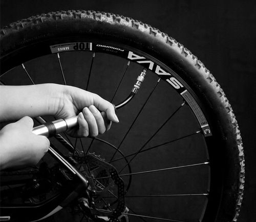 POMPKA ROWEROWA MINI RĘCZNA MAŁA UCHWYT ALUMINIOWA 7 BAR NA RAMĘ WILD MAN na Arena.pl