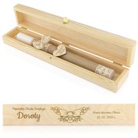 ZDOBIONA ŚWIECA do chrztu w drewnianym PUDEŁKU Z GRAWEREM pamiątka chrztu