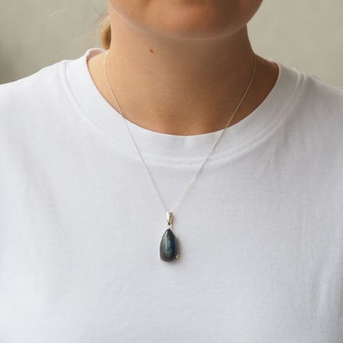 Srebrna zawieszka z Kyanitem – łza 25×13 mm na Arena.pl