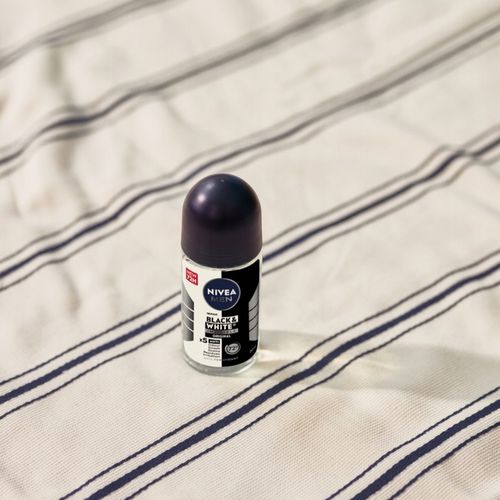 4 x NIVEA MEN Black&White Invisible Original Antyperspirant Roll On, 50 ml na Arena.pl