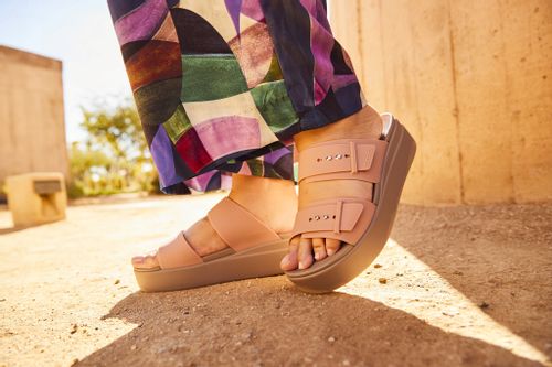 Damskie Buty Sandały Platforma Crocs Brooklyn 207431 Low Wedge 37-38 na Arena.pl
