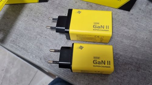 Szybka ładowarka sieciowa GaN II 65W 3A QC 3.0 2x USB C + 1x USB A na Arena.pl