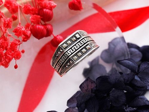 Srebrny 925 sygnet uniwersalny oksydowany z wzorem greckim na prezent r28 na Arena.pl