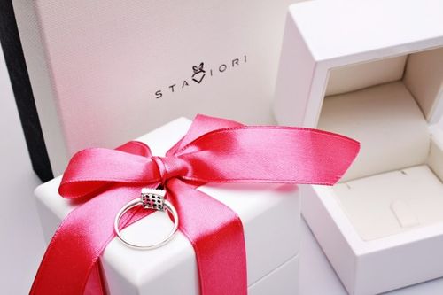 Złoty pierścionek PBD1910 - Diament na Arena.pl