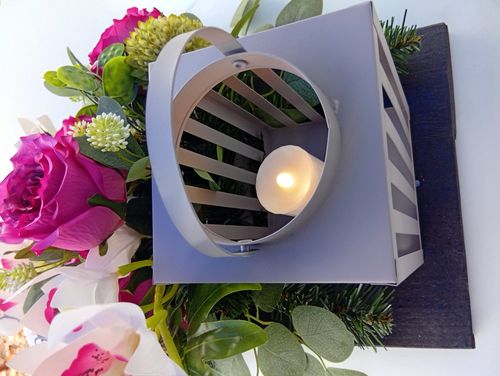 Stroik na grób z lampionem LED i orchideami białymi, elegancka dekoracja na Arena.pl