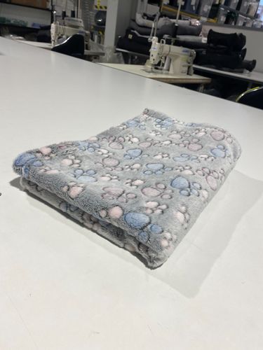 koc polarowy 100x70 cm łapy ciemne na Arena.pl