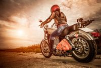 FOTOTAPETA NA WYMIAR KOBIETA NA MOTOCYKLU ZACHÓD