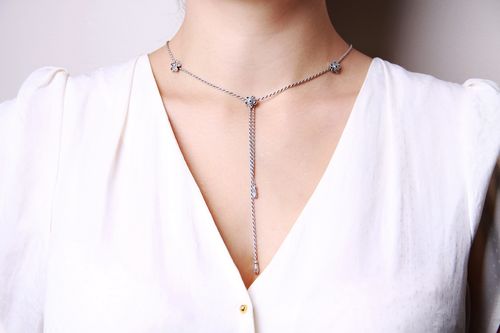 srebrny naszyjnik z kwiatkami i markazytami na Arena.pl