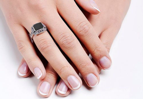 srebrny elegancki pierścionek z onyksem i markazytami na Arena.pl