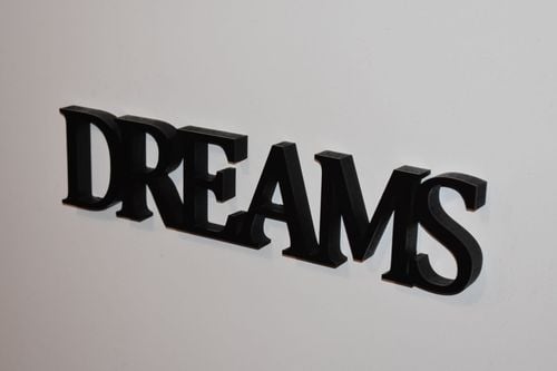 Napis 3D DREAMS na Arena.pl