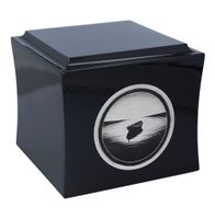 Urna z samotną łodzią na jeziorze Czarny / Design1