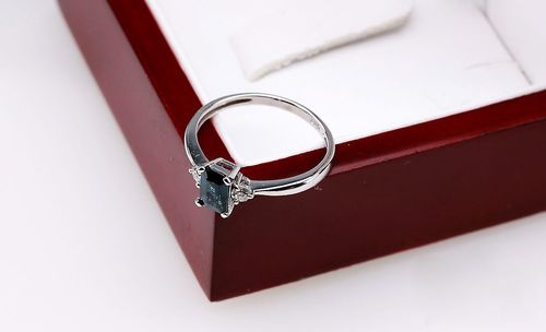 pierścionek z białego złota z szafirem i brylantami na Arena.pl