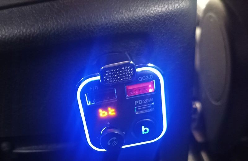 Transmiter/ ładowarka bluetooth FM Xtrobb 22355 zdjęcie 8