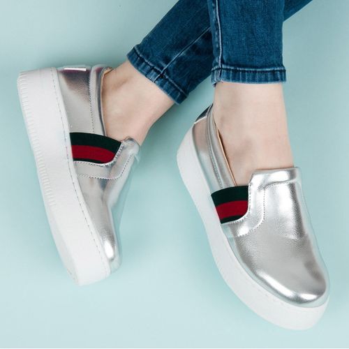 Slipony na platformie r.40 na Arena.pl