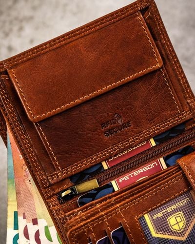 duży, skórzany portfel męski z wytłoczonym znakiem zodiaku - peterson na Arena.pl