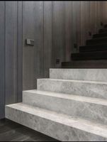 Jasne półmatowe szare płytki na schody 100x30 ŻYŁKI - komplet schodowy