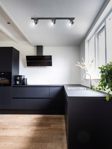 Zestaw 4x SPOT REFLEKTOR RUCHOMY CZARNY NA GU10 + SZYNOPRZEWÓD Szyna na Arena.pl