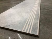 Betonowe schody, szare płytki z rowkiem 100x30