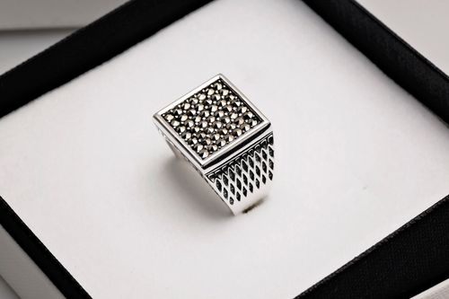 srebrny męski sygnet z markazytami na Arena.pl