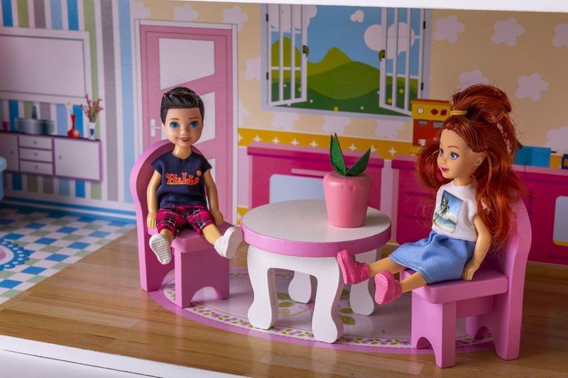 Śliczny drewniany domek dla lalek do wysokości ok. 18 cm zdjęcie 5