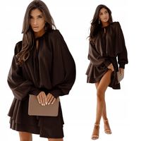 ELEGANCKA ROZKLOSZOWANA SUKIENKA MINI - CZEKOLADA