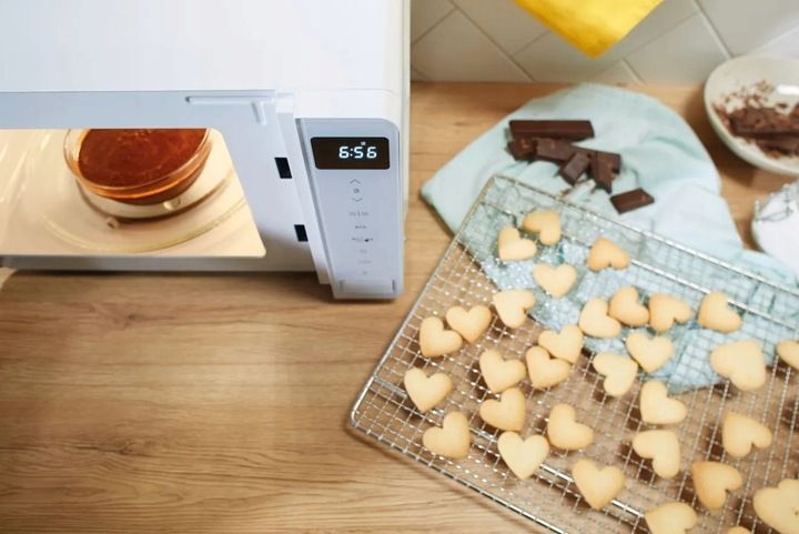 Kuchenka mikrofalowa Gorenje MO20A4W 800W 20L + Czajnik K17PLBW 2200W 1,7l zdjęcie 2