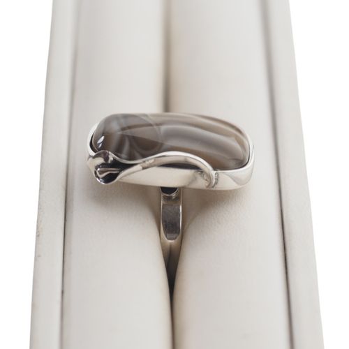 Pierścionek regulowany z owalnym Krzemieniem Pasiastym w srebrze na Arena.pl