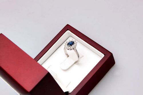 pierścionek z szafirem i brylantami w stylu księżnej kate na Arena.pl