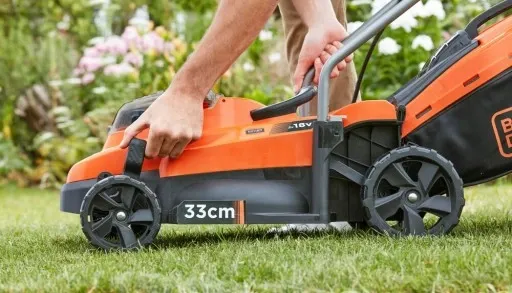 Kosiarka 33cm 2x18V 2x4Ah Black+Decker BCMW33184L2 zdjęcie 14