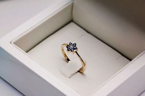 pierścionek z szafirami w kształcie kwiatka na Arena.pl