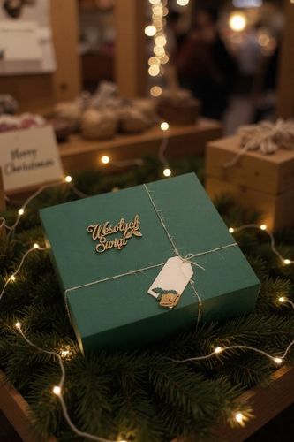 Pudełko prezentowe na prezent Święta zielone napis drewniany wypełnienie na Arena.pl