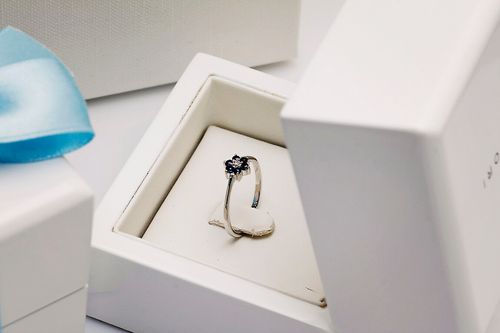 śliczny pierścionek kwiatek z szafirami i diamentem w białym złocie 13 na Arena.pl