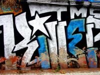 FOTOTAPETA SPRAY GRAFFITI MUR NAPIS BIEL 395x280