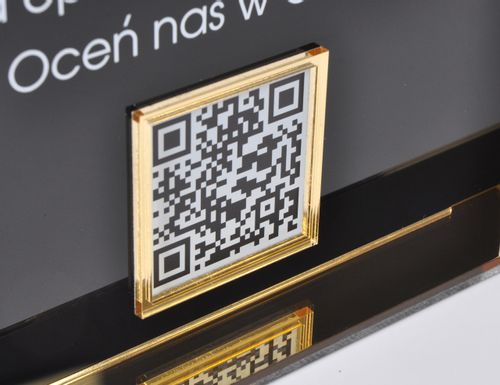 Tabliczka z kodami QR z plexi z nadrukiem UV i złotymi elementami na Arena.pl