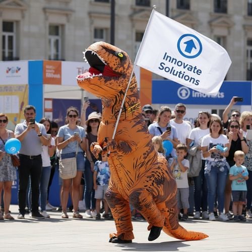 Przebranie dmuchany T-rex na Arena.pl