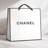 Biała torba prezentowa z napisem Chanel, z czarnym logo oraz premium
