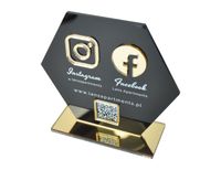 Czarna statuetka z plexi z nadrukiem UV i złotymi elementami