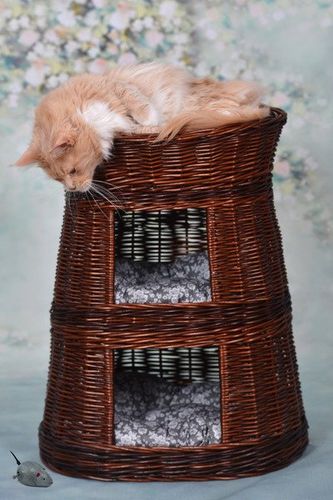 KITTY BUDA DLA KOTA LEŻAK DLA ZWIERZĄT DOMEK DLA KOTA Z WIKLINY DWUPIĘTROWY Z TARASEM I PODUSZKAMI Ø50 H67 CM na Arena.pl