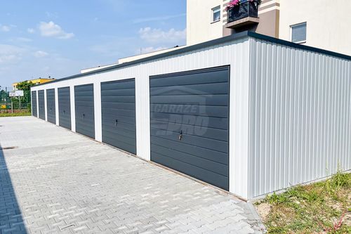 Rząd garaży 28x5,5m 7x bramy uchylne - biały  dach spad w tył  GP489 na Arena.pl