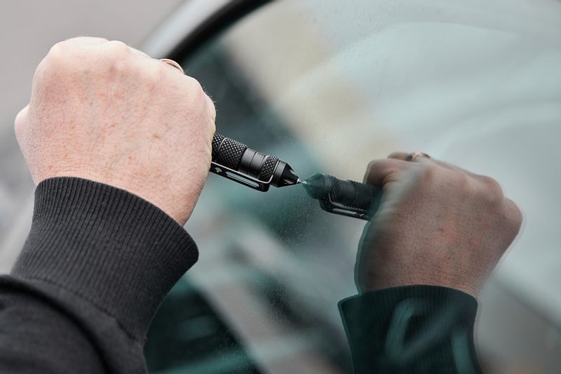 Długopis taktyczny GUARD Tactical Pen Kubotan ze zbijakiem do szyb zdjęcie 3