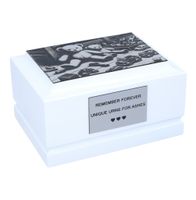 Biała urna dla dziecka z zabawkami. Urna personalizowana,Plakietka