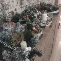 stroik świąteczny ze świecą na desce