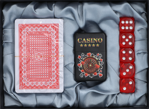 Zestaw Zapalniczka Benzynowa + Karty do Gry + 5 Kostek do gry w Kości na Arena.pl