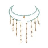 choker z satynowych, turkusowych perełek, z wiszącymi łańcuszkami