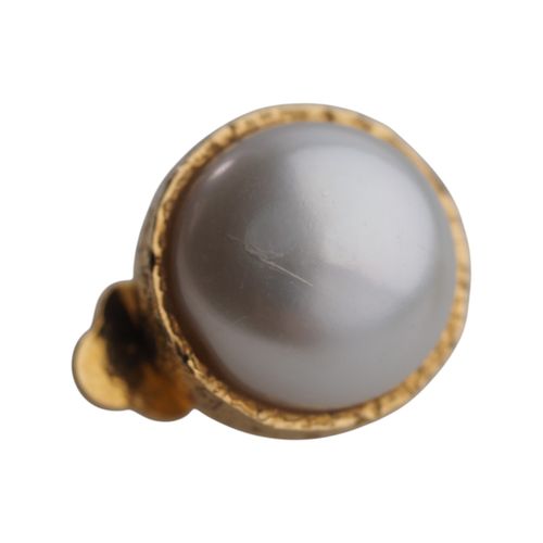 Klipsy - Perły białe koło 10 mm w złoconym srebrze młotkowanym na Arena.pl